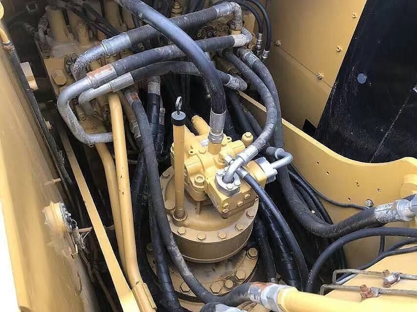 ماكينات الحفر المستخدمة CAT323 للبيع في حالة جيدة،سعر جيد