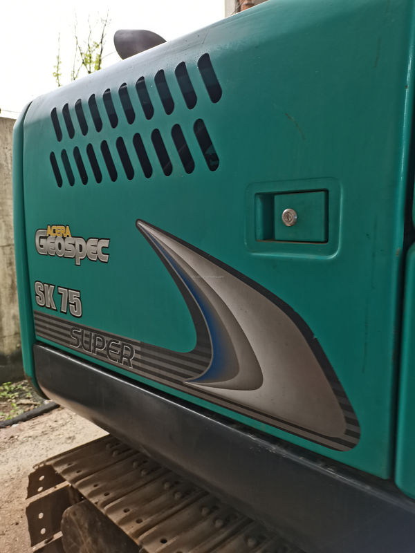 كوبيلكو SK200 الحفرة المصغرة المستخدمة كوبيلكو SK75 جودة جيدة سعر رخيص يدويا حفرة الزحف الهيدروليكي اليابان