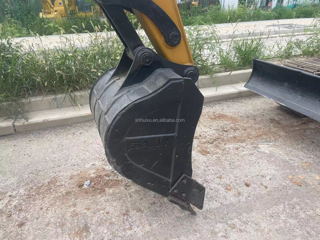 حفرة مستعملة بحجم الـ Mideum Sany 75c/s
