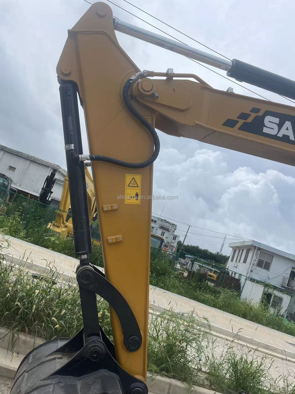 حفرة مستعملة بحجم الـ Mideum Sany 75c/s