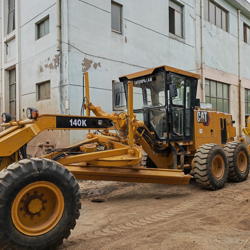 حفرة مستخدمة محطة تسوية الأرض كاتربيلر CAT140K آلة طرق يابانية مستعملة محرك جرار في حالة جيدة